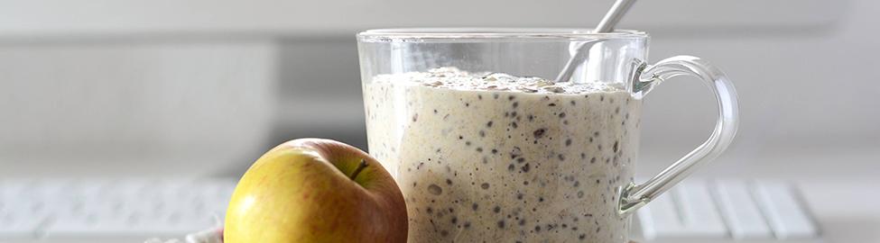 Glas mit Porridge und Leinensamen, daneben ein Apfel (Quelle: imago/Westend61)