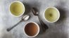 Schalen mit Grünem und Schwarzem Tee (Quelle: imago/Westend61)