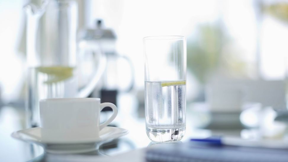 Kaffeetasse, daneben ein Wasserglas (Quelle: imago/Science Photo Library)