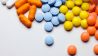 Verschiedene Pillen in bunten Farben (Quelle: imago/View Stock)