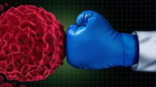 Boxhandschuh bekämpft Krebszelle (Quelle: Colourbox)