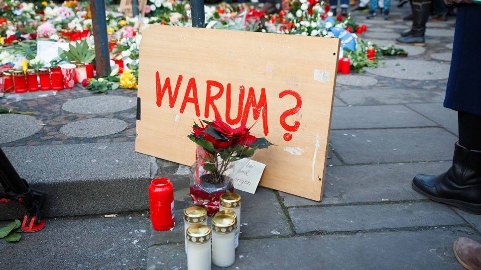 2. Tag nach dem Anschlag in Berlin. Pappschild mit Aufschrift: "Warum?" (Quelle: imago/Stefan Zeitz)
