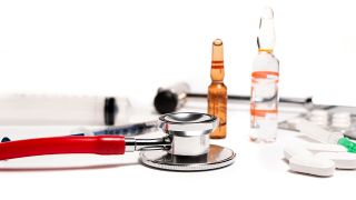 Infusionen, Tabletten und ein Stethoskop als Symbol für Nachsorge und Begleittherapien bei einer Krebserkrankung (Quelle: colourbox.de)