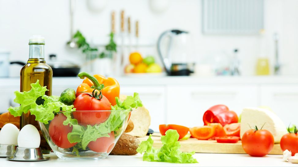 Gemüse und Eier stehen in einer Küche (Quelle: colourbox.de)