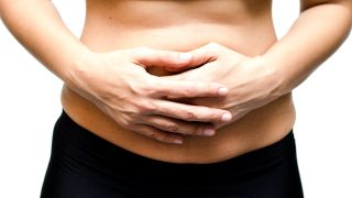 Frau hält sich den Bauch (Quelle: colourbox.de)