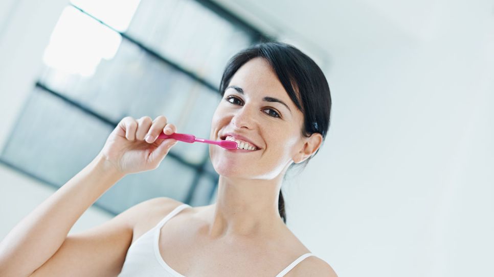 Frau putzt sich die Zähne (Quelle: colourbox)