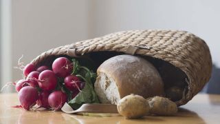 Einkaufskorb mit Radieschen, Brot und losen Kartoffeln (Quelle: imago/MITO)