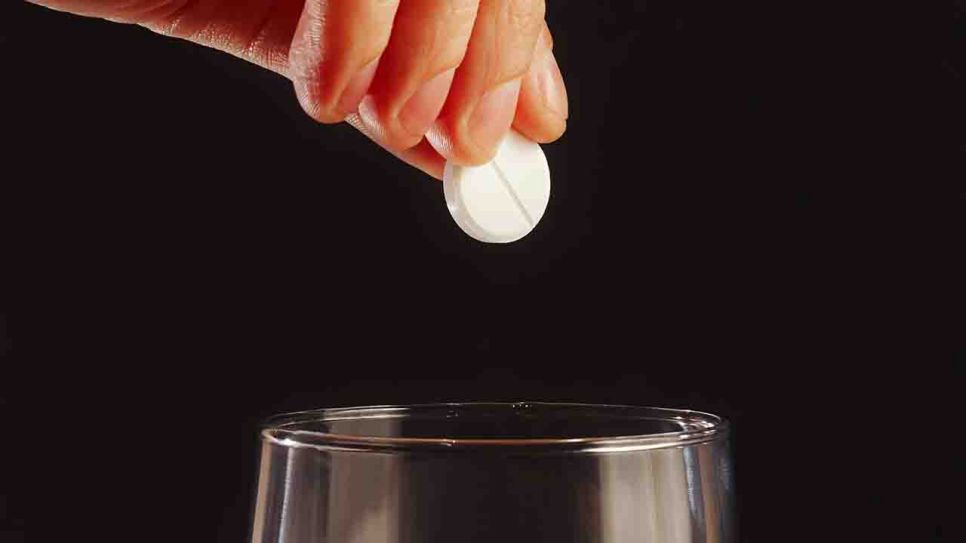 Tablette wird in Glas mit Wasser gelassen (Quelle: Colourbox)