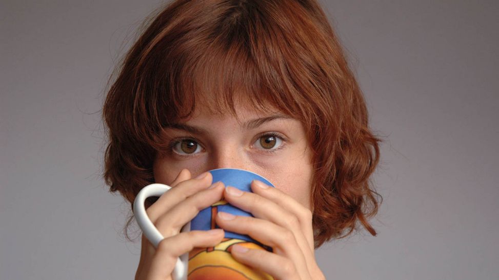 Frau trinkt aus Tasse (Quelle: imago/Steinach)