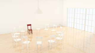 Stühle stehen im Kreis, Symbol für Gruppentherapie (Quelle: imago/Westend61)