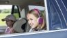 Mädchen mit Kopfhörern im Auto (Quelle: imago/Westend61)