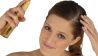 Frau sprüht sich Conditioner in die Haare (Quelle: colourbox)