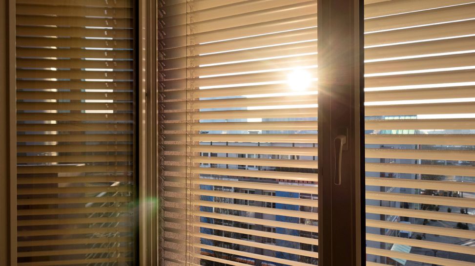 Jalousien als Sonnenschutz am Fenster (Quelle: imago/blickwinkel)