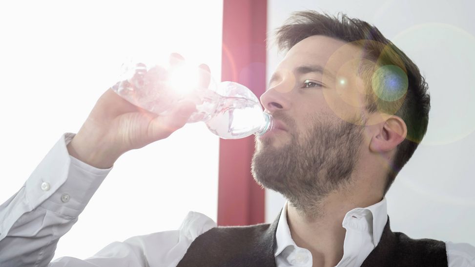 Geschäftsmann trinkt Wasser (Quelle: imago/MITO)