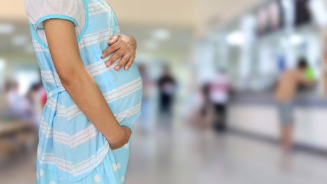 Schwangere Frau steht in einem Krankenhaus (Quelle: colourbox.de)