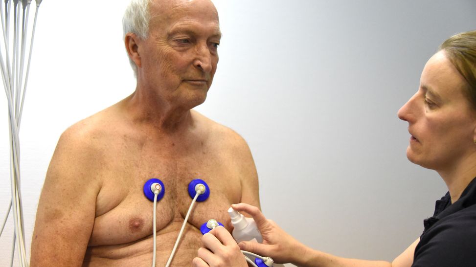 Elektroden werden an Gerd Blums Brust befestigt (Quelle: rbb/Lucia Hennerici)