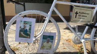 Ein Fahrrad in weißer Farbe erinnert an den verstorbenen Radfahrer an der Hermannstraße in Berlin-Neukölln (Quelle: rbb/Benjamin Kaiser)