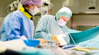 Dr. med. Christian Groß bei einer Operation (Quelle: Helios Klinikum Emil von Behring / Foto T. Oberländer)