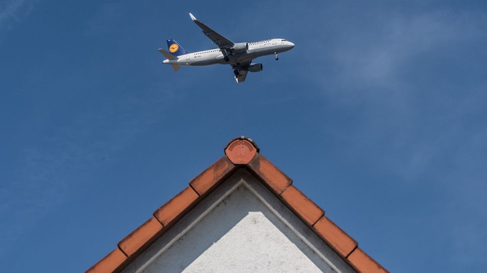 Archivbild: Über einem Hausdach setzt eine Passagiermaschine zum Landeanflug an (Quelle: dpa/Boris Roessler)