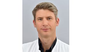 Dr. Lars Neeb, Neurologe und Oberarzt an der Klinik für Neurologie der Charité (Quelle: Charité)