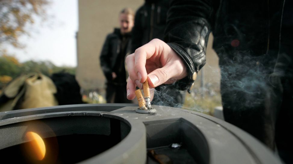 Mann drückt Zigarette aus (Quelle: imago/imagebroker)