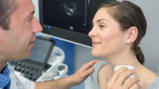 Ultraschalluntersuchung am Hals einer Frau (Quelle: Colourbox)