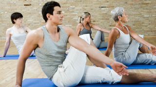 Yogagruppe trainiert im Sitzen (Quelle: Colourbox)