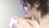 Frau inspiziert beim Duschen Haut (Quelle: imago/blickwinkel)