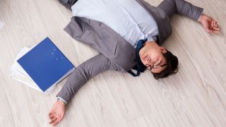 Mann liegt bewußtlos auf dem Boden (Bild: Colourbox)