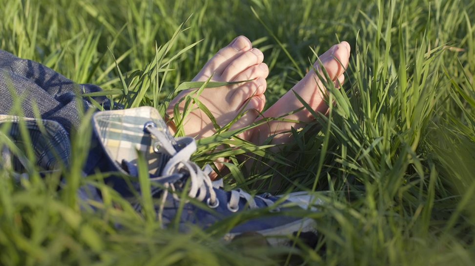 Füße im Gras ausgestreckt (Quelle: imago/photothek)