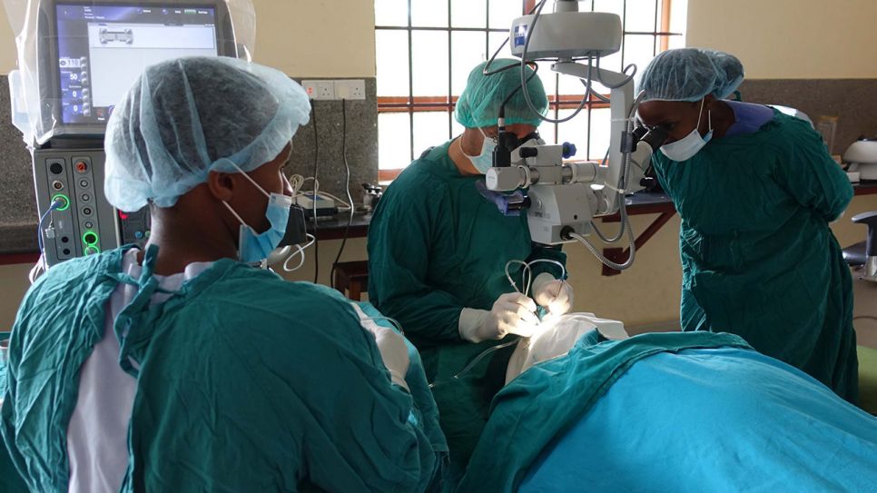 Dr Heiko Philippin bei einer Kataraktoperation (Augen-OP) in Tansania, eine Assistenzärztin wird dabei von ihm ausgebildet (Quelle: Dr. Andrew Makupa)