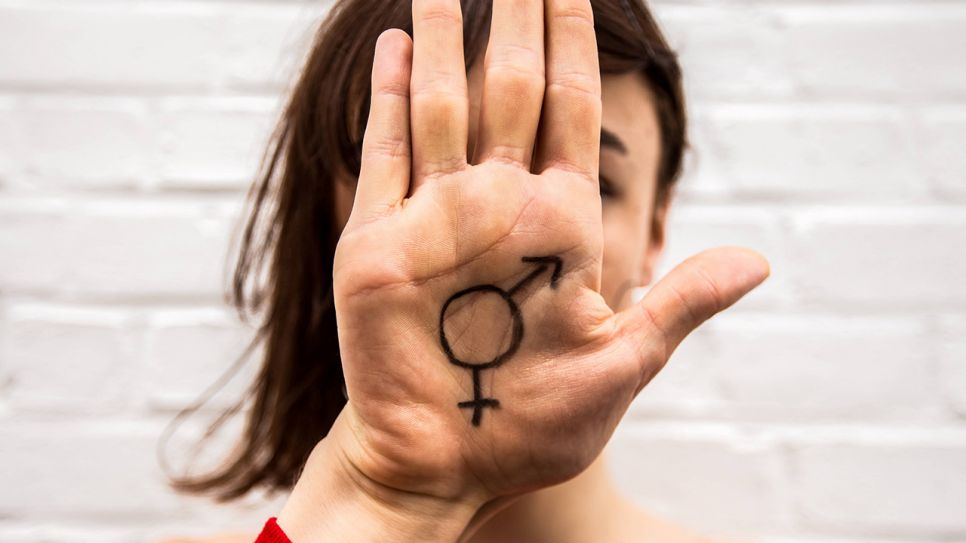 Mensch hält Hand mit Geschlechtersymbolen in die Kamera (Bild: imago/Reporters)