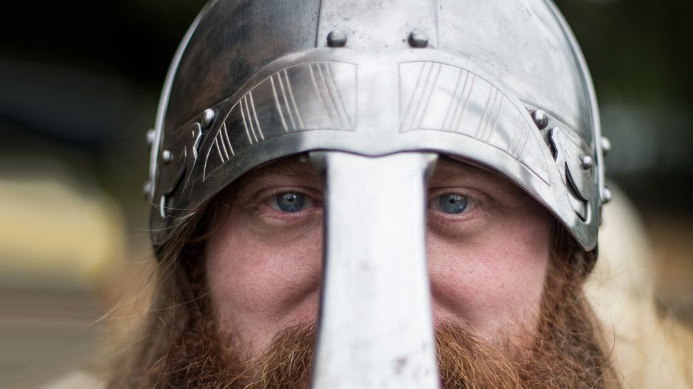 Gesicht eines Wikingers mit Helm (Bild: Unsplash/Jonathan Farber)