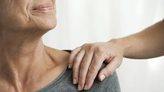 Junge Hand auf Schulter einer älteren Frau (Bild: imago/PhotoAlto)
