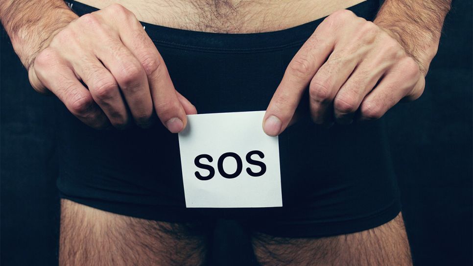 Man in Unterhose hält SOS-Zettel vor sich (Bild: Colourbox)