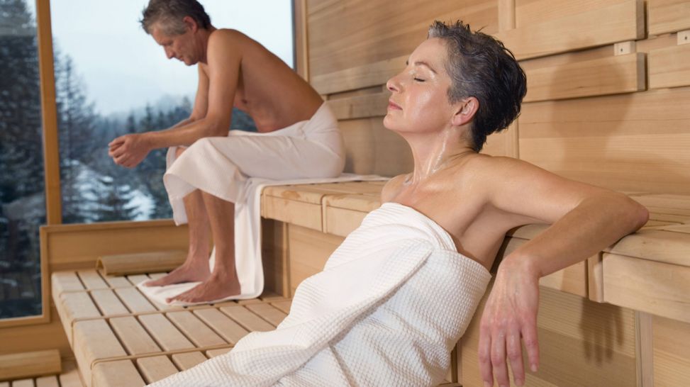 Frau und Mann in Sauna (Quelle: imago/Westend61)
