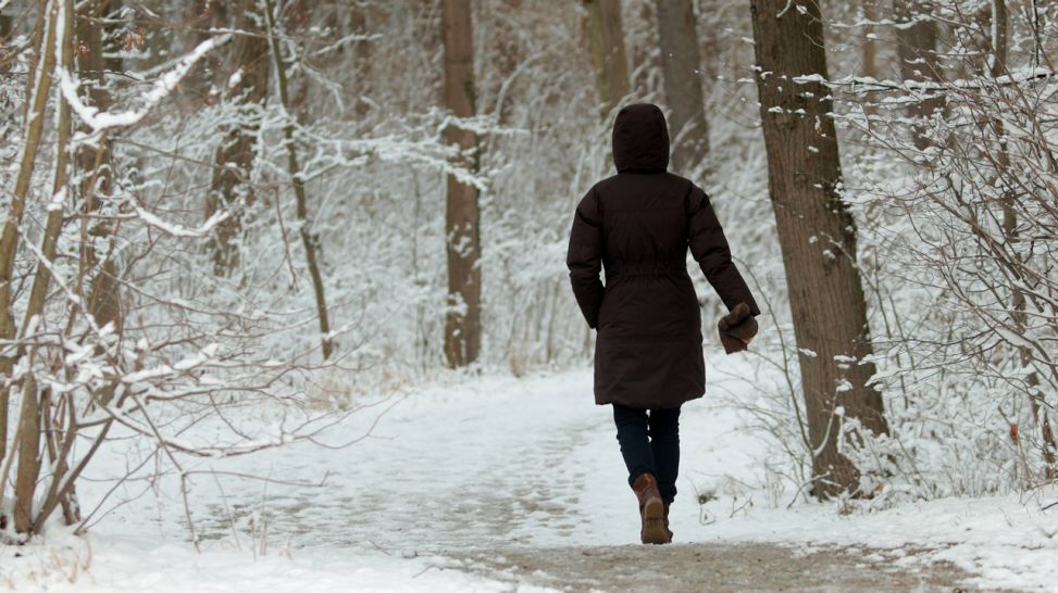 Frau macht einen Spaziergang im Winter (Quelle: imago/Ralph Peters)
