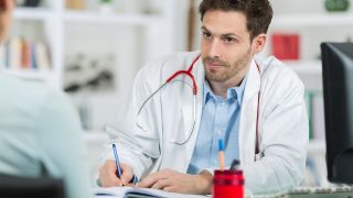 Arzt hört Patient zu und macht Notizen (Quelle: Colourbox)