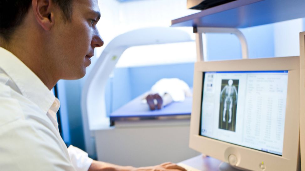 CT Untersuchung bei Osteoporose (Bild: imago/Science Photo Library)