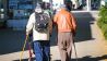 Zwei ältere Menschen mit gebeugter Haltung gehen auf Straße (Bild:imago/Jürgen Ritter)
