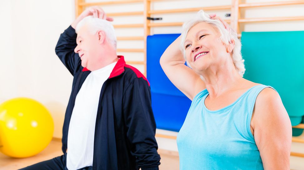 Älteres Paar trainiert Nackenmuskeln (Bild: Colourbox)