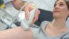 Ultraschalluntersuchung am Knie einer Frau (Bild: Colourbox)