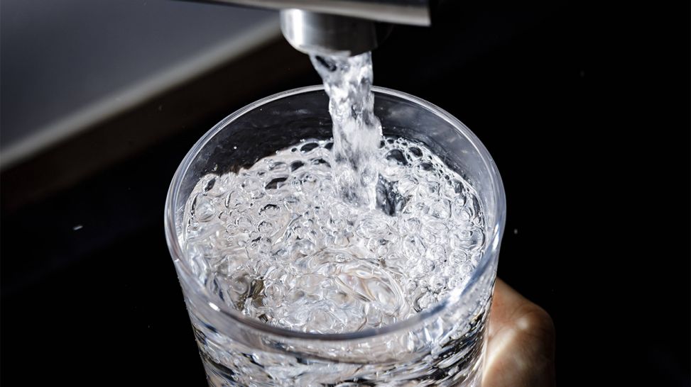 Glas wird unter Wasserhahn gefüllt (Bild: imago/photothek)
