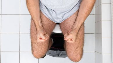 Mann mit Verstopfung auf der Toilette (Bild: imago/Panthermedia)