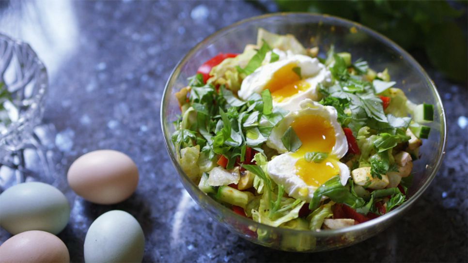 Pochierte Eier auf Salat (Bild: NDR)