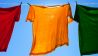 T-Shirts hängen an der Leine zum trocknen (Quelle: Colourbox)