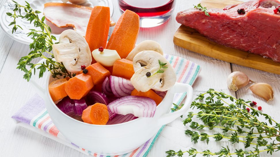 Gemüse, Kräuter und Rindfleisch auf Anrichte (Bild: Colourbox)