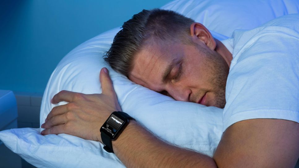 Mann schläft mit Smart Watch (Quelle: imago/Panthermedia)