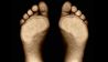 Nackte Füße von unten gesehen (Bild: imago images/imagebroker)
