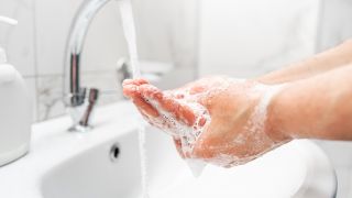 Hände werden an einem Waschbecken gewaschen (Bild: Colourbox)